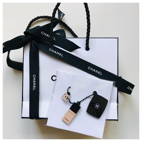 offert par chanel|Trouvez des merveilleux cadeaux CHANEL pour les fêtes .